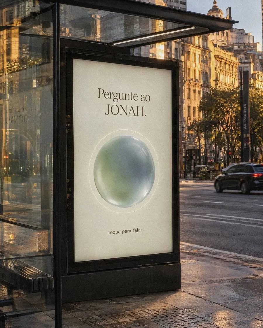 Ponto de ônibus com um cartaz que diz: Pergunte ao JONAH.